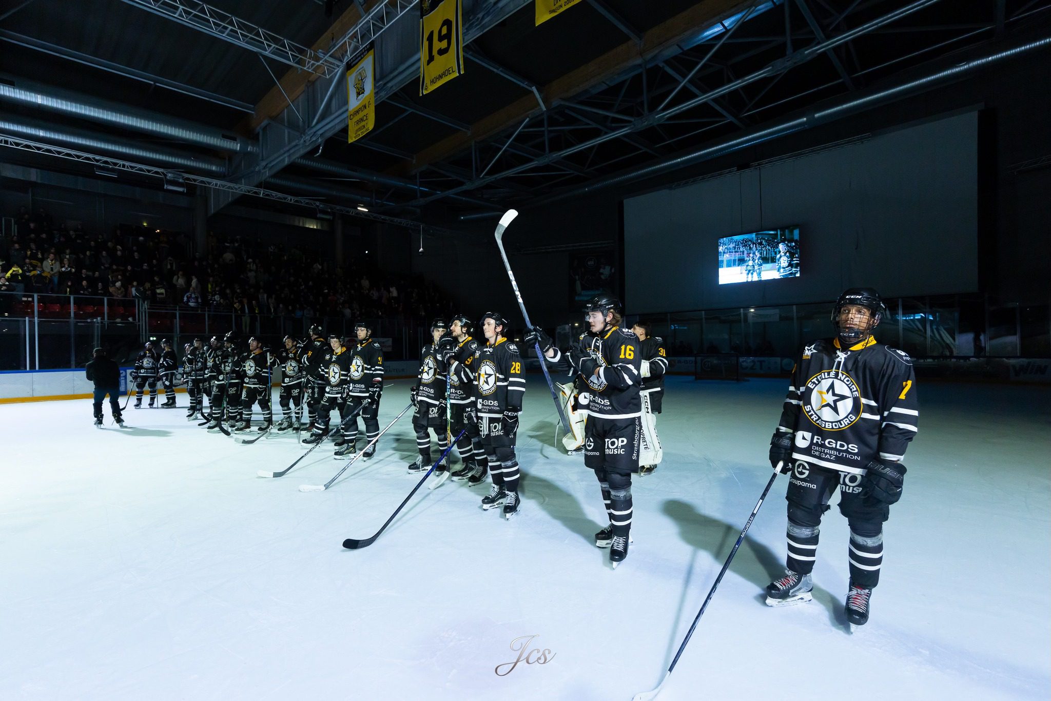 UNE SEMAINE À L’ICEBERG : ENTRE ESPOIRS, AMBIANCE DE FEU ET CRUEL RÉALISME